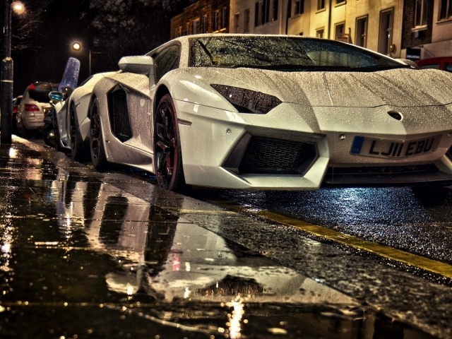 Спортивный автомобиль Lamborghini Aventador под дождем 