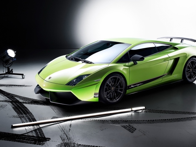 Спорткар Lamborghini Huracan салатового цвета в свете софитов 