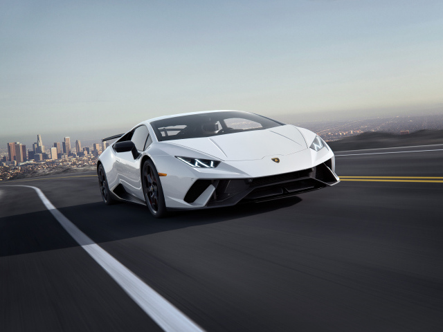 Белый спортивный автомобиль Lamborghini Huracan, 2018 на трассе