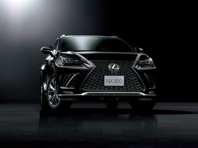 Черный автомобиль Lexus NX 300 F Sport, 2018 вид спереди