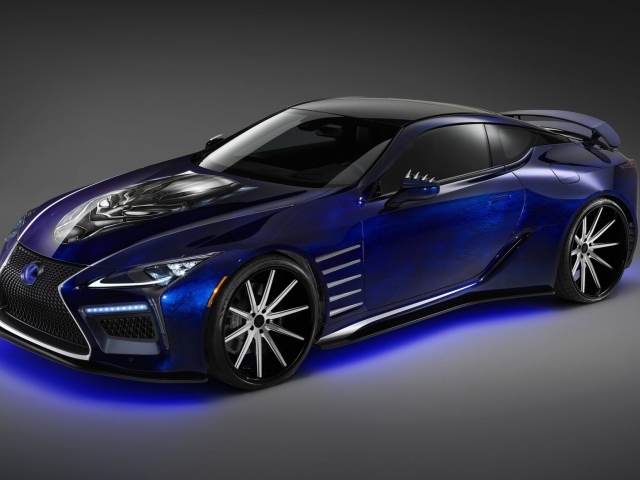 Синий автомобиль Lexus LC с рисунком Черная пантера на капоте