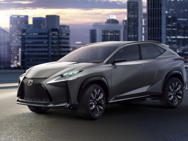 Серебристый кроссовер  Lexus LF-NX на фоне города