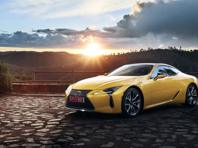 Желтый автомобиль Lexus LC 500  на фоне заката 