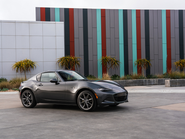 Серый автомобиль Mazda MX-5 Miata RF, 2017 года 
