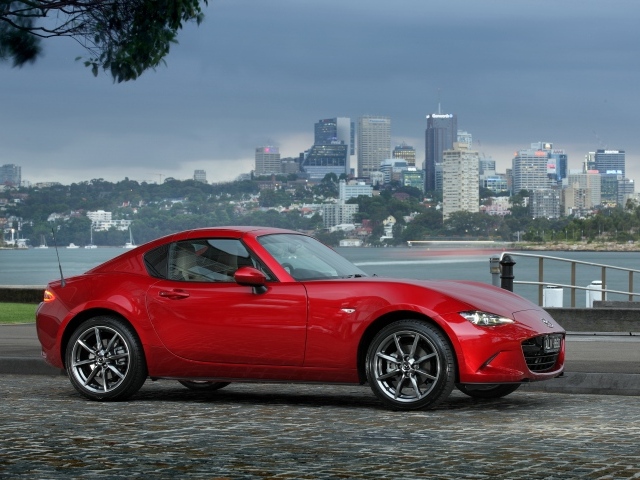 Красный автомобиль Mazda MX-5 RF GT, 2017 вид сбоку 