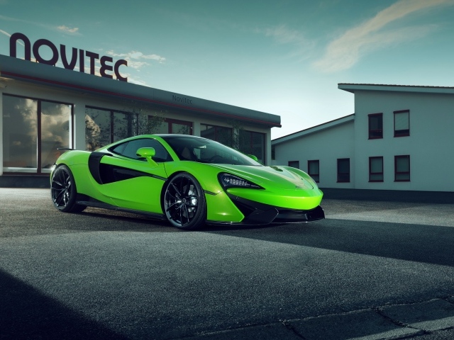 Зеленый спортивный автомобиль McLaren 570GT
