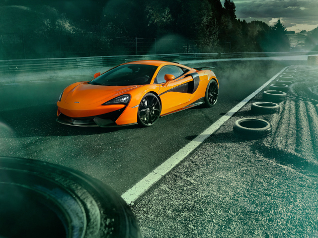 Спорткар McLaren 570S на гоночной трассе 