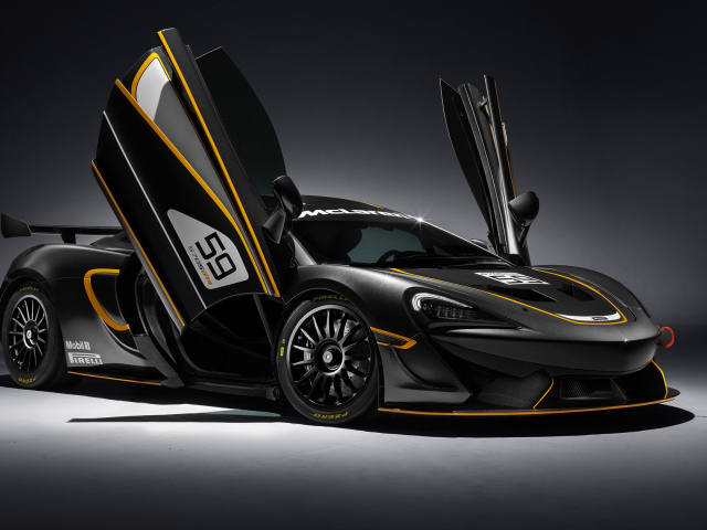 Спортивный автомобиль McLaren 570S GT4 с открытыми дверями
