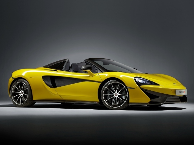 Стильный спортивный автомобиль McLaren 570S желтого цвета