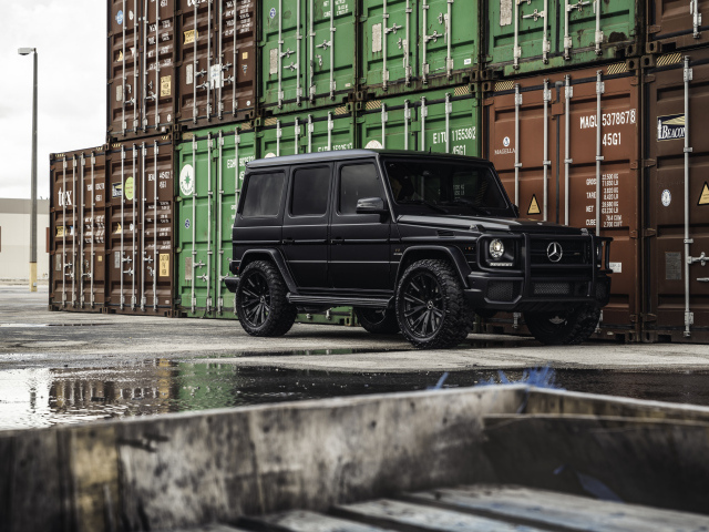 Черный автомобиль Mercedes-AMG G 63