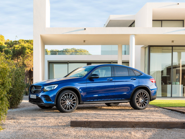 Синий автомобиль Mercedes-Benz GLC-Class 