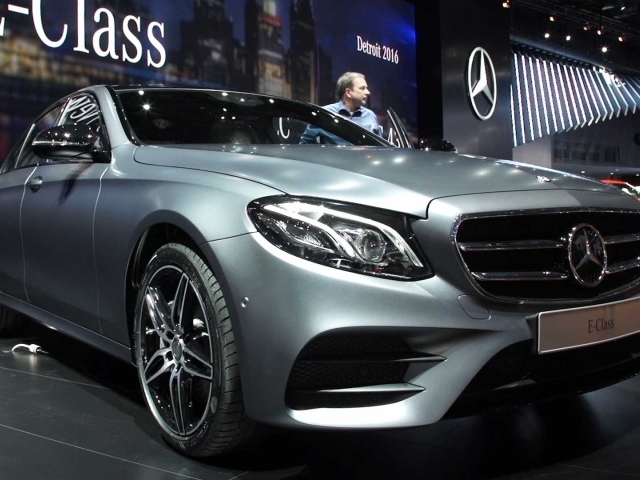 Презентация серебристого автомобиля Mercedes-Benz E-Class 2017 года 