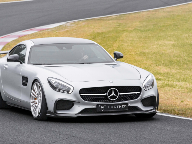 Серебристый автомобиль Mercedes-AMG GT на трассе