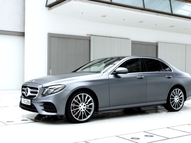 Серебристый Mercedes-Benz E-Class 2017 года 