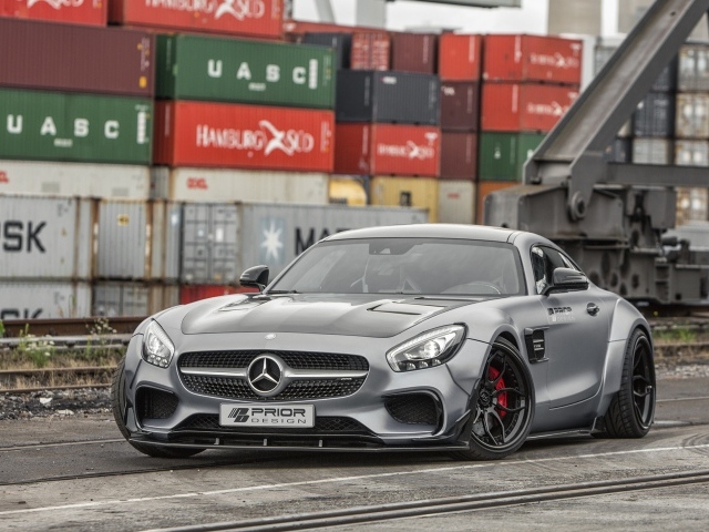 Серебристый спорткар Mercedes-AMG GT в порту