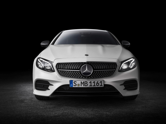 Белый автомобиль Mercedes-Benz E-Class Coupe, 2018 вид спереди