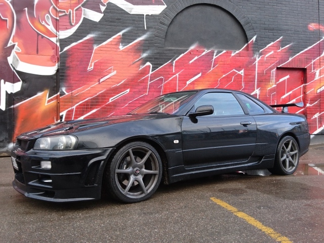 Черный автомобиль Nissan Skyline GT-R R34 