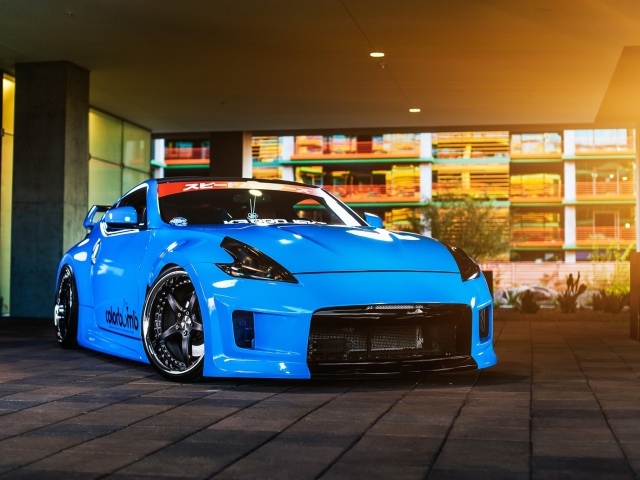 Синий автомобиль Nissan 370Z 