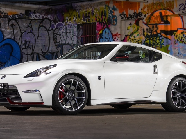 Стильный белый автомобиль Nissan 370z Nismo, 2018