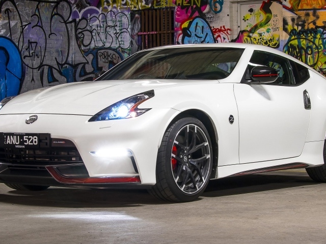 Белый автомобиль Nissan 370Z Nismo, 2017
