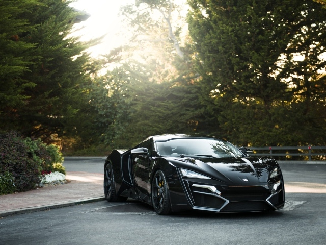 Черный спортивный автомобиль Lykan HyperSport