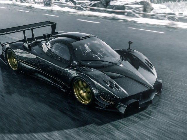 Черный суперкар Pagani Zonda R на трассе 