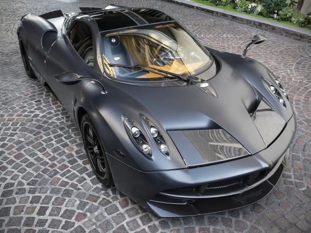 Серебристый автомобиль Pagani Huayra 
