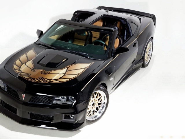Черный спортивный автомобиль Pontiac Firebird на белом фоне 