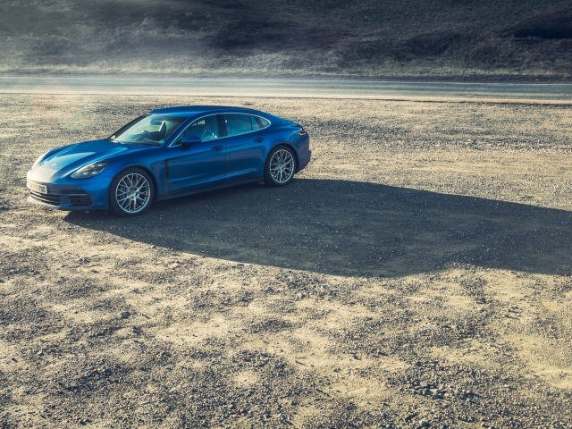 Голубой автомобиль Porsche Panamera Turbo