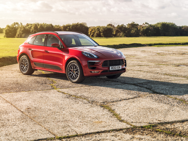 Красный внедорожник Porsche Macan