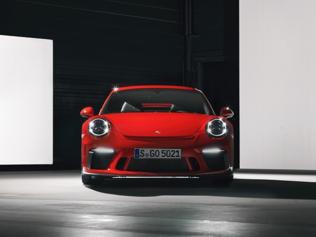 Красный автомобиль Porsche 911 GT3 
