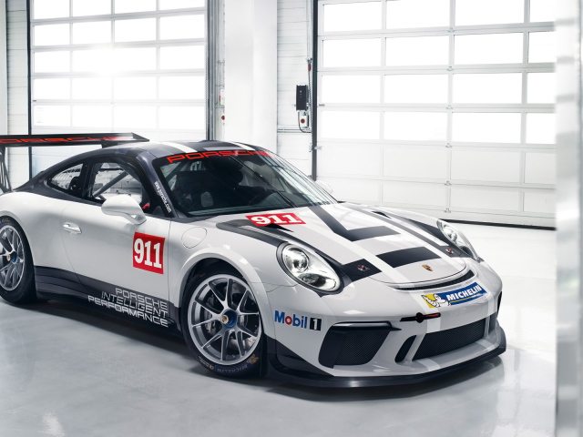 Спортивный автомобиль Porsche 911 GT3 в гараже