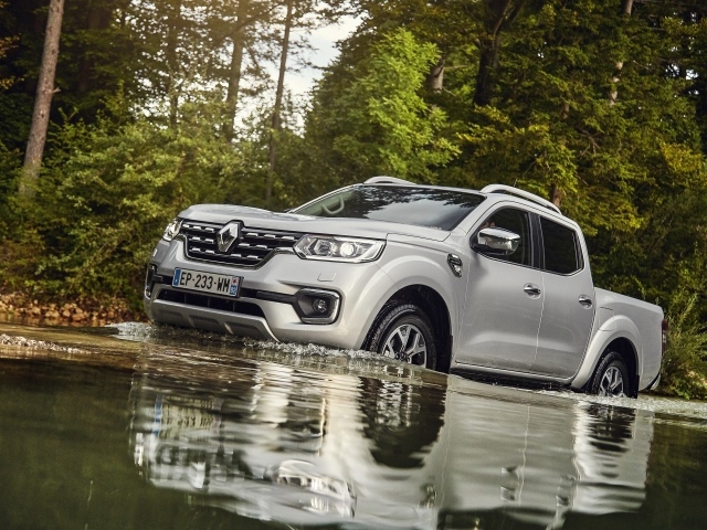 Серебристый пикап Renault  Alaskan Worldwide, 2017 в воде