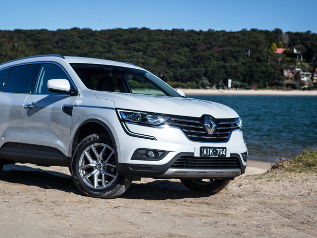 Белый автомобиль Renault Koleos у водоема