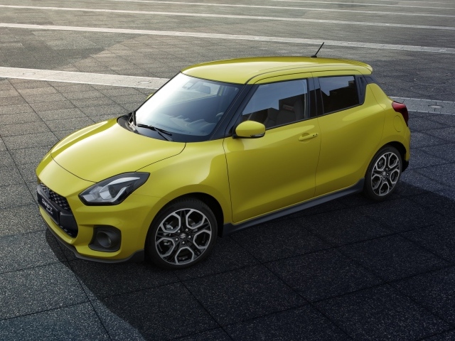 Желтый автомобиль Suzuki Swift Sport, 2018