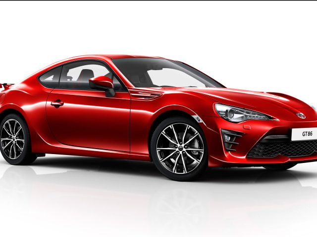Красная Toyota GT86  2017 года на белом фоне 