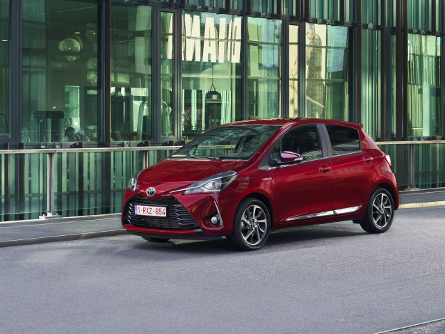 Красный автомобиль Toyota Yaris Hybrid, 2017 