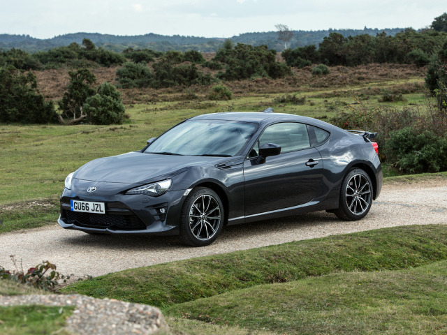 Стильный черный автомобиль Toyota 86