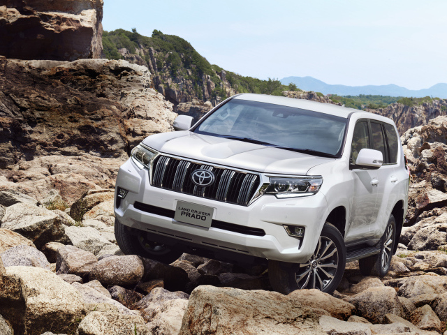 Белый автомобиль внедорожник Toyota Land Cruiser Prado, 2017