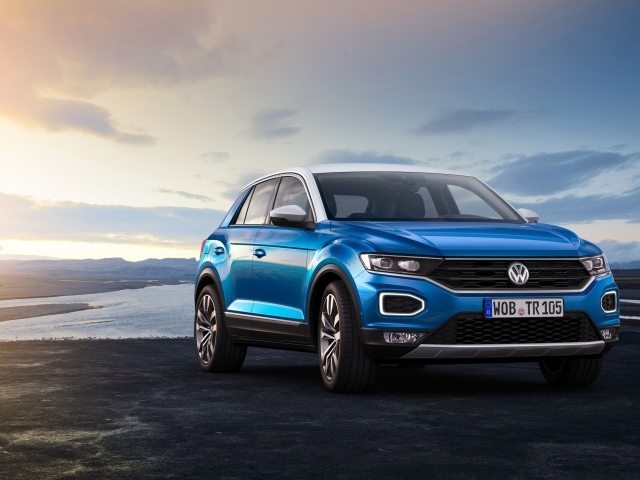 Синий внедорожник Volkswagen T Roc, 2017 на фоне неба
