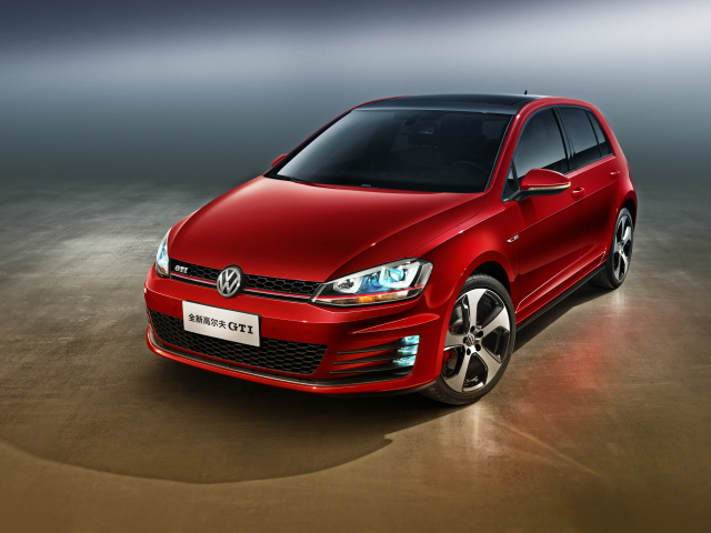 Автомобиль Volkswagen Golf GTI красного цвета 