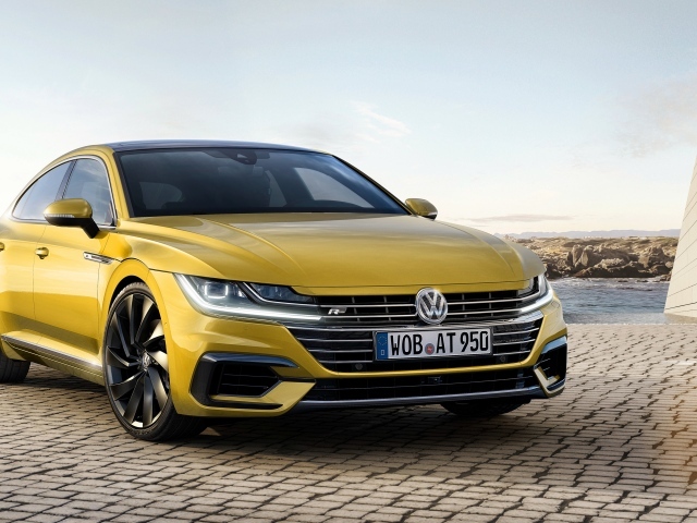 Золотистый автомобиль  Volkswagen Arteon R-Line 