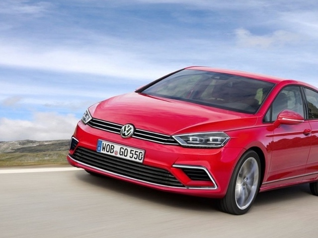 Красный Volkswagen Golf модель 2017 года 