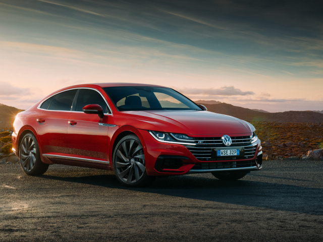 Красный стильный автомобиль Volkswagen Arteon 4MOTION R-Line, 2017