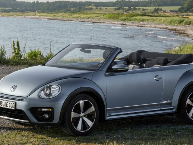 Серебристый Volkswagen Beetle Cabriolet  2017 года 