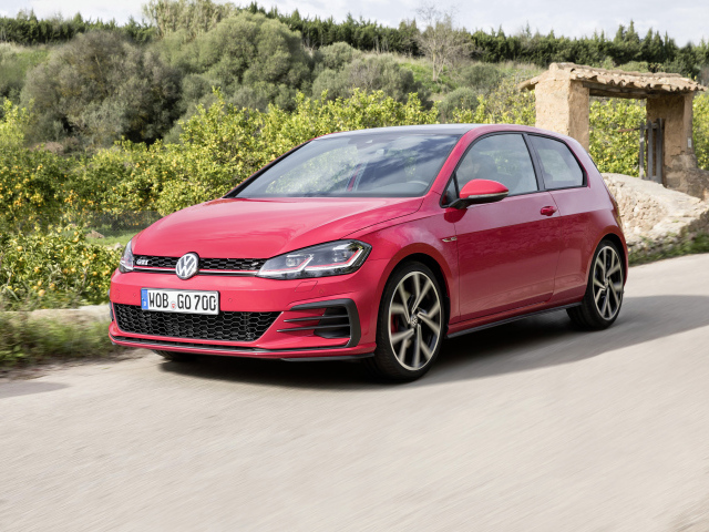 Стильный красный автомобиль Volkswagen Golf GTI 3-door Worldwide (Typ 5G), 2017