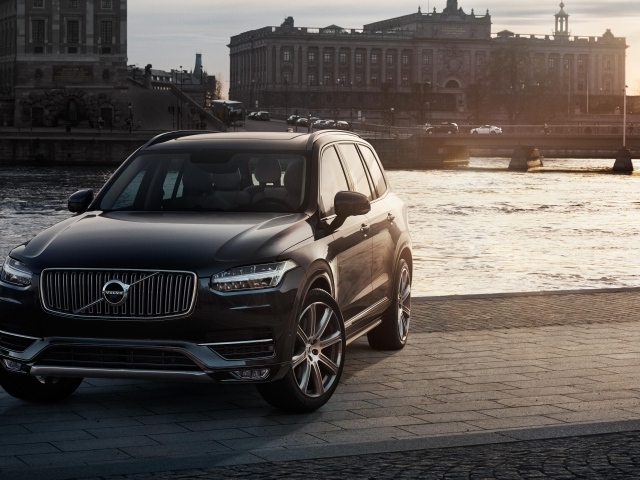 Черный кроссовер Volvo XC90 у реки