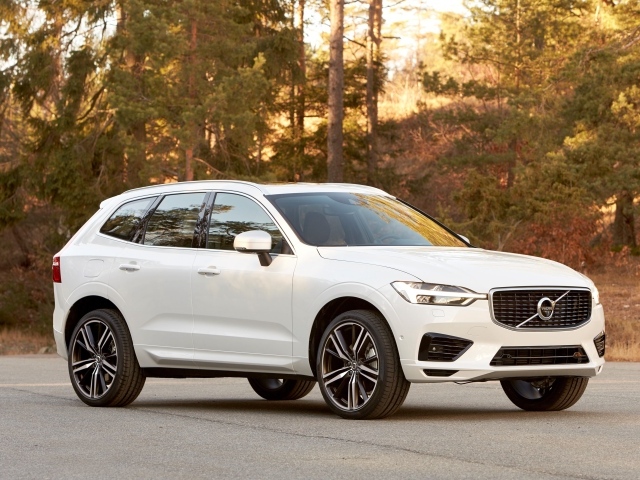 Белый внедорожник Volvo XC60 на дороге