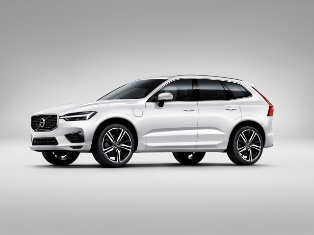 Белый автомобиль Volvo XC90 T8 R-Design, 2017 