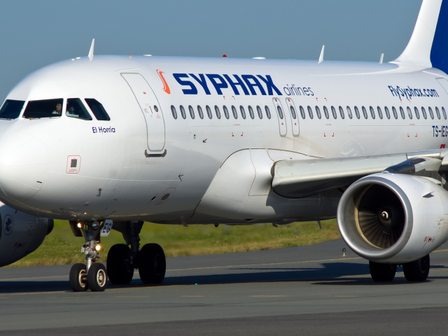 Самолет Airbus A319 авиакомпании Syphax Airlines на взлетной полосе 